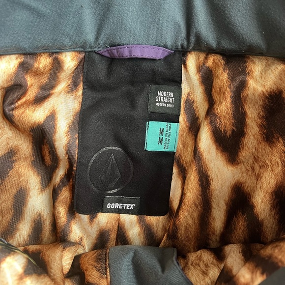 Women’s Volcom Gortex snowboard pants. Size medium. Purple - Picture 3 of 4